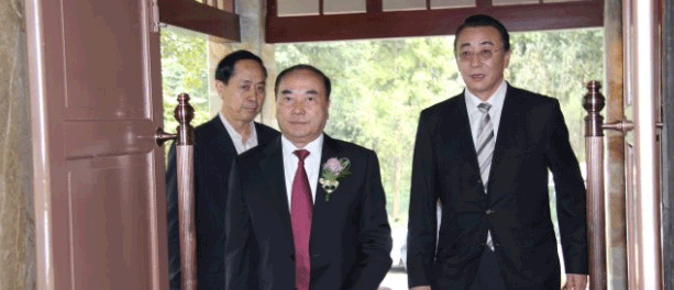 全國工商業(yè)副主席宋北杉（右）在楊志文陪同下（左）步入會(huì)場