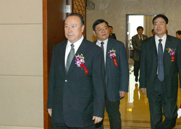 國家質檢總局副局長劉平均、總工程師張綱陪同全國政協(xié)副主席白立忱步入會場